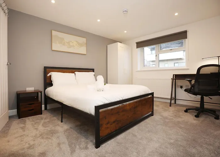 Ferienhaus Church Leaze House By N And N Stays, Newly Refurbed Huge 6 Bed House With Ensuite For A Like Experience, Contractor Friendly, Close To Ytl Site, Private Parking And Fast Wifi *