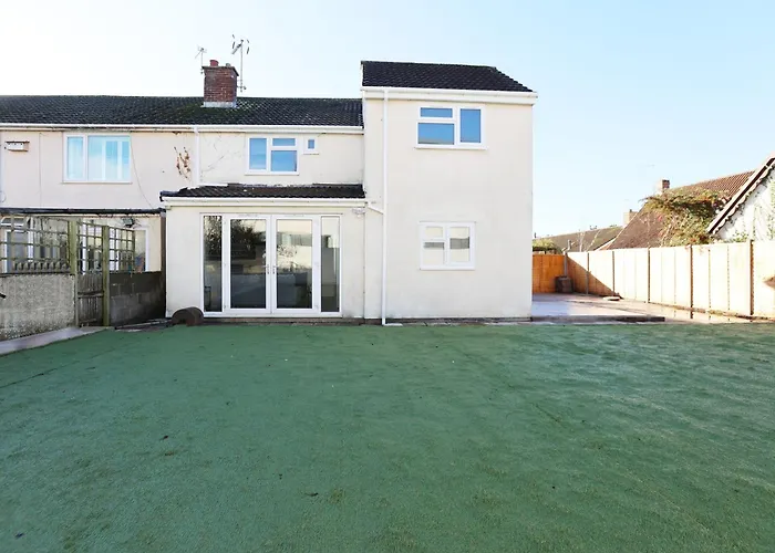 Church Leaze House By N And N Stays, Newly Refurbed Huge 6 Bed House With Ensuite For A Like Experience, Contractor Friendly, Close To Ytl Site, Private Parking And Fast Wifi Ferienhaus