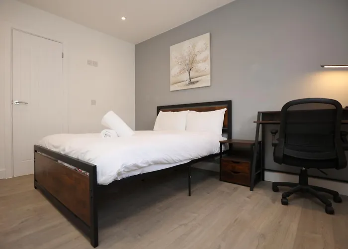 Church Leaze House By N And N Stays, Newly Refurbed Huge 6 Bed House With Ensuite For A Like Experience, Contractor Friendly, Close To Ytl Site, Private Parking And Fast Wifi Ferienhaus