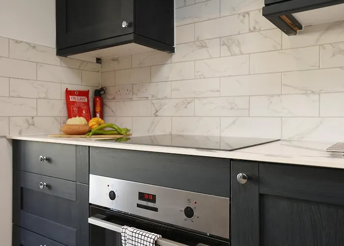 Church Leaze House By N And N Stays, Newly Refurbed Huge 6 Bed House With Ensuite For A Like Experience, Contractor Friendly, Close To Ytl Site, Private Parking And Fast Wifi Bristol