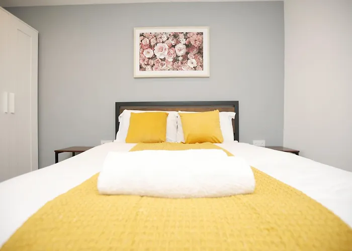 Church Leaze House By N And N Stays, Newly Refurbed Huge 6 Bed House With Ensuite For A Like Experience, Contractor Friendly, Close To Ytl Site, Private Parking And Fast Wifi Ferienhaus *