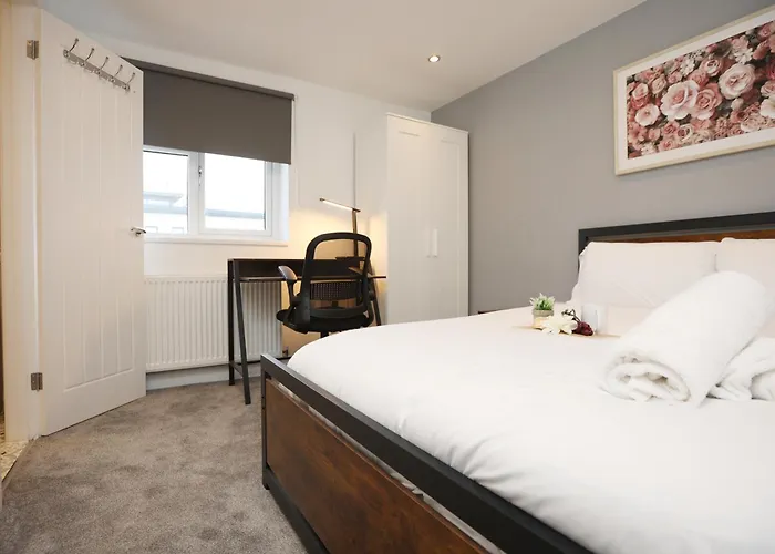 Church Leaze House By N And N Stays, Newly Refurbed Huge 6 Bed House With Ensuite For A Like Experience, Contractor Friendly, Close To Ytl Site, Private Parking And Fast Wifi *