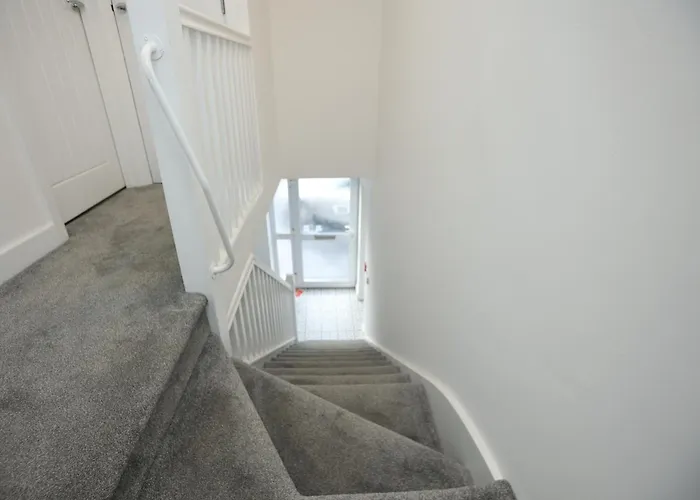 Church Leaze House By N And N Stays, Newly Refurbed Huge 6 Bed House With Ensuite For A Like Experience, Contractor Friendly, Close To Ytl Site, Private Parking And Fast Wifi