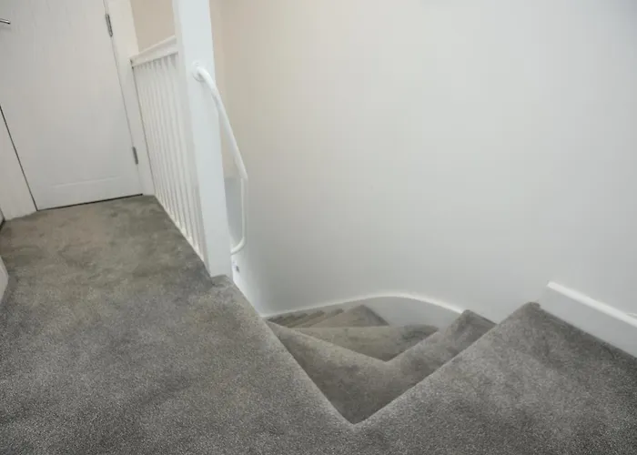 Church Leaze House By N And N Stays, Newly Refurbed Huge 6 Bed House With Ensuite For A Like Experience, Contractor Friendly, Close To Ytl Site, Private Parking And Fast Wifi Ferienhaus *