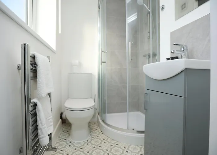 Ferienhaus Church Leaze House By N And N Stays, Newly Refurbed Huge 6 Bed House With Ensuite For A Like Experience, Contractor Friendly, Close To Ytl Site, Private Parking And Fast Wifi Bristol