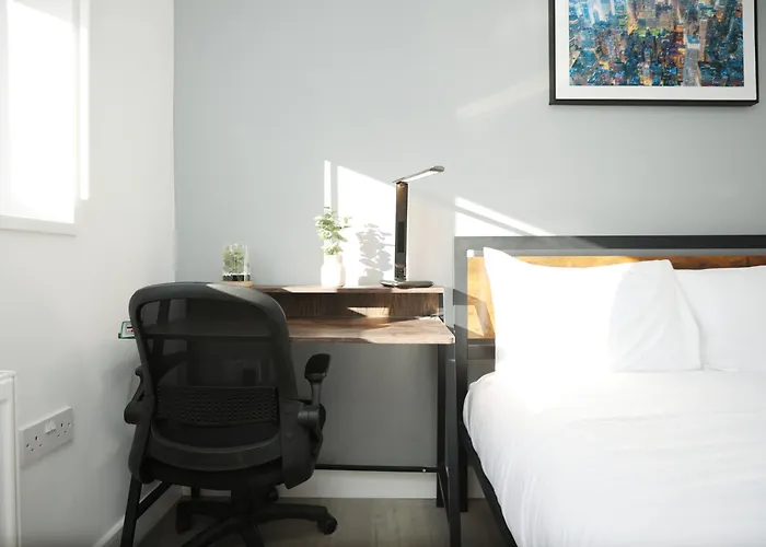 Church Leaze House By N And N Stays, Newly Refurbed Huge 6 Bed House With Ensuite For A Like Experience, Contractor Friendly, Close To Ytl Site, Private Parking And Fast Wifi Bristol