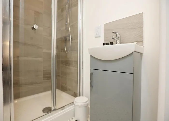 Semesterbostad Church Leaze House By N And N Stays, Newly Refurbed Huge 6 Bed House With Ensuite For A Like Experience, Contractor Friendly, Close To Ytl Site, Private Parking And Fast Wifi *