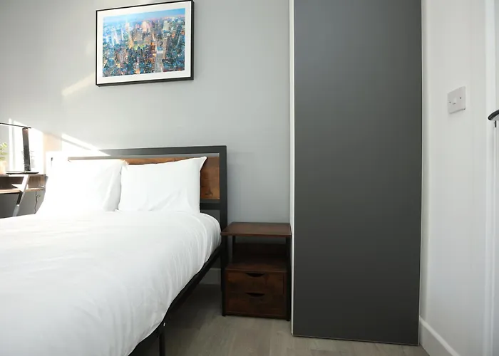 Church Leaze House By N And N Stays, Newly Refurbed Huge 6 Bed House With Ensuite For A Like Experience, Contractor Friendly, Close To Ytl Site, Private Parking And Fast Wifi Semesterbostad