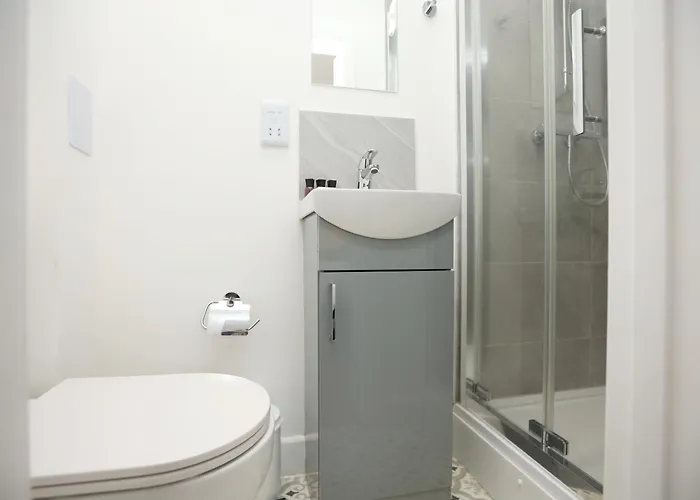 Church Leaze House By N And N Stays, Newly Refurbed Huge 6 Bed House With Ensuite For A Like Experience, Contractor Friendly, Close To Ytl Site, Private Parking And Fast Wifi