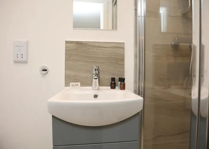 Church Leaze House By N And N Stays, Newly Refurbed Huge 6 Bed House With Ensuite For A Like Experience, Contractor Friendly, Close To Ytl Site, Private Parking And Fast Wifi