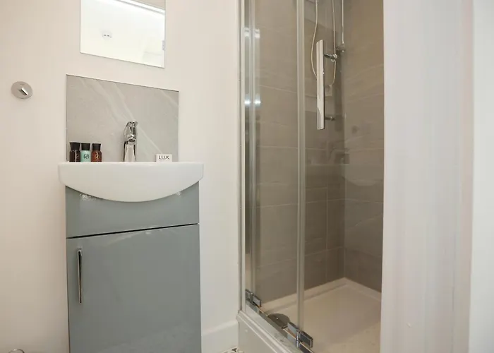 Church Leaze House By N And N Stays, Newly Refurbed Huge 6 Bed House With Ensuite For A Like Experience, Contractor Friendly, Close To Ytl Site, Private Parking And Fast Wifi * Bristol