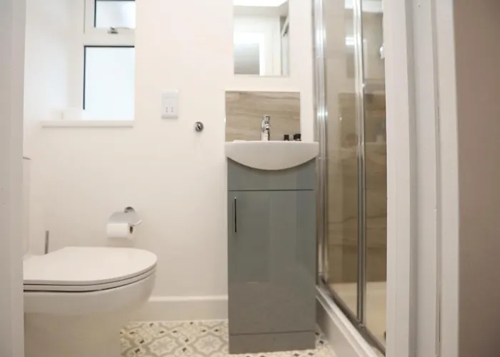 Ferienhaus Church Leaze House By N And N Stays, Newly Refurbed Huge 6 Bed House With Ensuite For A Like Experience, Contractor Friendly, Close To Ytl Site, Private Parking And Fast Wifi *