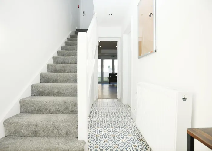 Church Leaze House By N And N Stays, Newly Refurbed Huge 6 Bed House With Ensuite For A Like Experience, Contractor Friendly, Close To Ytl Site, Private Parking And Fast Wifi