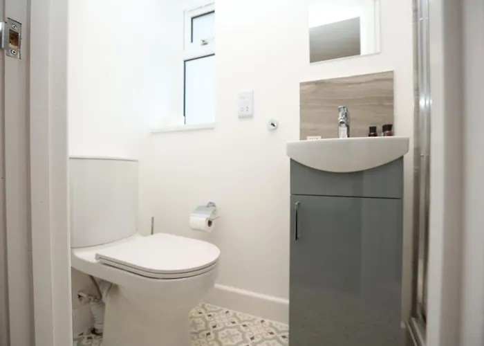 Semesterbostad Church Leaze House By N And N Stays, Newly Refurbed Huge 6 Bed House With Ensuite For A Like Experience, Contractor Friendly, Close To Ytl Site, Private Parking And Fast Wifi *