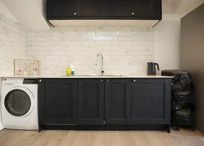 Church Leaze House By N And N Stays, Newly Refurbed Huge 6 Bed House With Ensuite For A Like Experience, Contractor Friendly, Close To Ytl Site, Private Parking And Fast Wifi Bristol