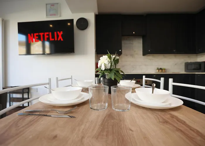 Church Leaze House By N And N Stays, Newly Refurbed Huge 6 Bed House With Ensuite For A Like Experience, Contractor Friendly, Close To Ytl Site, Private Parking And Fast Wifi Bristol