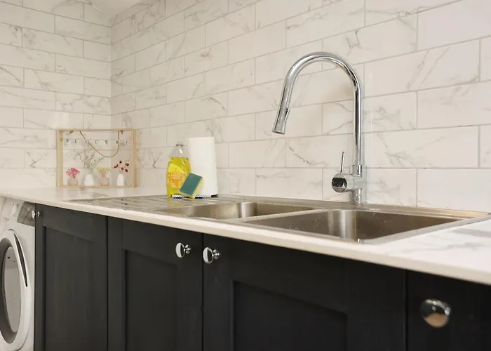 Church Leaze House By N And N Stays, Newly Refurbed Huge 6 Bed House With Ensuite For A Like Experience, Contractor Friendly, Close To Ytl Site, Private Parking And Fast Wifi Ferienhaus *