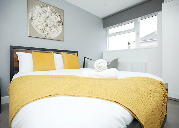 Church Leaze House By N And N Stays, Newly Refurbed Huge 6 Bed House With Ensuite For A Like Experience, Contractor Friendly, Close To Ytl Site, Private Parking And Fast Wifi * Bristol
