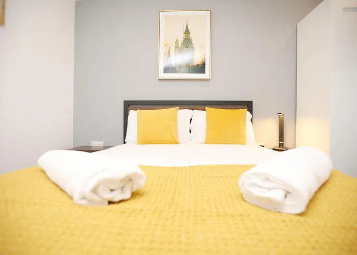 Church Leaze House By N And N Stays, Newly Refurbed Huge 6 Bed House With Ensuite For A Like Experience, Contractor Friendly, Close To Ytl Site, Private Parking And Fast Wifi Semesterbostad *