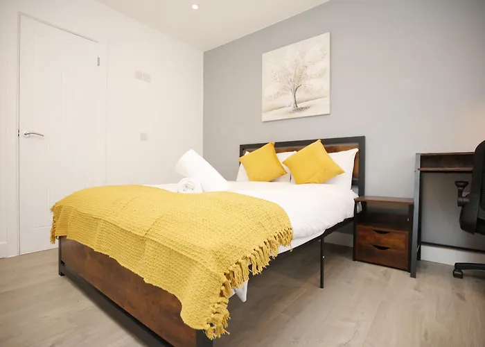 Ferienhaus Church Leaze House By N And N Stays, Newly Refurbed Huge 6 Bed House With Ensuite For A Like Experience, Contractor Friendly, Close To Ytl Site, Private Parking And Fast Wifi