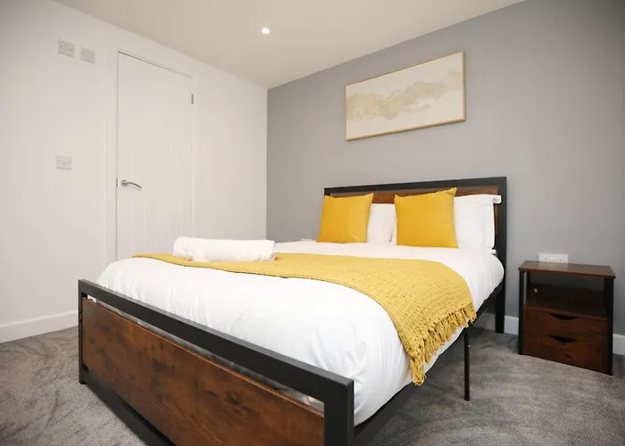 Church Leaze House By N And N Stays, Newly Refurbed Huge 6 Bed House With Ensuite For A Like Experience, Contractor Friendly, Close To Ytl Site, Private Parking And Fast Wifi Semesterbostad