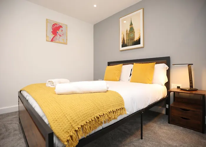 Church Leaze House By N And N Stays, Newly Refurbed Huge 6 Bed House With Ensuite For A Like Experience, Contractor Friendly, Close To Ytl Site, Private Parking And Fast Wifi Bristol