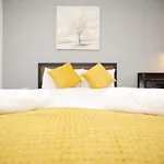 Church Leaze House By N And N Stays, Newly Refurbed Huge 6 Bed House With Ensuite For A Like Experience, Contractor Friendly, Close To Ytl Site, Private Parking And Fast Wifi 펜션 *