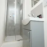 Church Leaze House By N And N Stays, Newly Refurbed Huge 6 Bed House With Ensuite For A Like Experience, Contractor Friendly, Close To Ytl Site, Private Parking And Fast Wifi 펜션 브리스틀