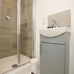펜션 Church Leaze House By N And N Stays, Newly Refurbed Huge 6 Bed House With Ensuite For A Like Experience, Contractor Friendly, Close To Ytl Site, Private Parking And Fast Wifi *