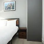 Church Leaze House By N And N Stays, Newly Refurbed Huge 6 Bed House With Ensuite For A Like Experience, Contractor Friendly, Close To Ytl Site, Private Parking And Fast Wifi 브리스틀