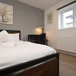 펜션 Church Leaze House By N And N Stays, Newly Refurbed Huge 6 Bed House With Ensuite For A Like Experience, Contractor Friendly, Close To Ytl Site, Private Parking And Fast Wifi *