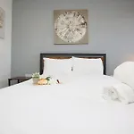 펜션 Church Leaze House By N And N Stays, Newly Refurbed Huge 6 Bed House With Ensuite For A Like Experience, Contractor Friendly, Close To Ytl Site, Private Parking And Fast Wifi