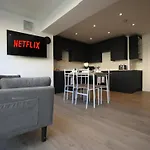 펜션 Church Leaze House By N And N Stays, Newly Refurbed Huge 6 Bed House With Ensuite For A Like Experience, Contractor Friendly, Close To Ytl Site, Private Parking And Fast Wifi 브리스틀