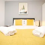 Church Leaze House By N And N Stays, Newly Refurbed Huge 6 Bed House With Ensuite For A Like Experience, Contractor Friendly, Close To Ytl Site, Private Parking And Fast Wifi 펜션 *