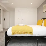 펜션 Church Leaze House By N And N Stays, Newly Refurbed Huge 6 Bed House With Ensuite For A Like Experience, Contractor Friendly, Close To Ytl Site, Private Parking And Fast Wifi 브리스틀