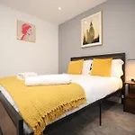 Church Leaze House By N And N Stays, Newly Refurbed Huge 6 Bed House With Ensuite For A Like Experience, Contractor Friendly, Close To Ytl Site, Private Parking And Fast Wifi 브리스틀