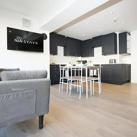 Church Leaze House By N And N Stays, Newly Refurbed Huge 6 Bed House With Ensuite For A Like Experience, Contractor Friendly, Close To Ytl Site, Private Parking And Fast Wifi Bristol