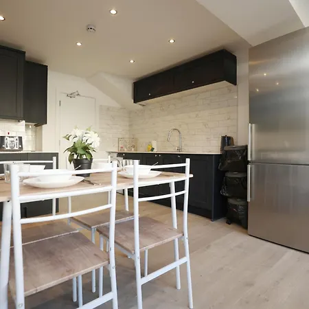 Church Leaze House By N And N Stays, Newly Refurbed Huge 6 Bed House With Ensuite For A Like Experience, Contractor Friendly, Close To Ytl Site, Private Parking And Fast Wifi Feriehus