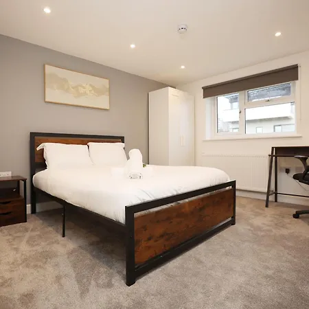 Feriehus Church Leaze House By N And N Stays, Newly Refurbed Huge 6 Bed House With Ensuite For A Like Experience, Contractor Friendly, Close To Ytl Site, Private Parking And Fast Wifi *