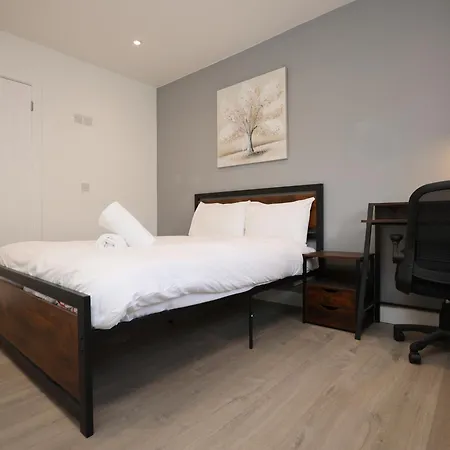 Church Leaze House By N And N Stays, Newly Refurbed Huge 6 Bed House With Ensuite For A Like Experience, Contractor Friendly, Close To Ytl Site, Private Parking And Fast Wifi Feriehus