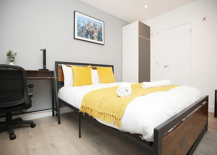 Church Leaze House By N And N Stays, Newly Refurbed Huge 6 Bed House With Ensuite For A Like Experience, Contractor Friendly, Close To Ytl Site, Private Parking And Fast Wifi * Bristol