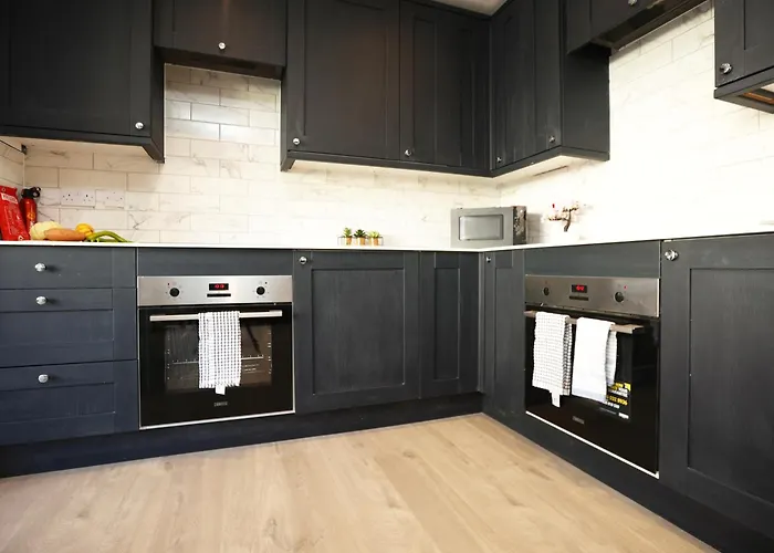 Church Leaze House By N And N Stays, Newly Refurbed Huge 6 Bed House With Ensuite For A Like Experience, Contractor Friendly, Close To Ytl Site, Private Parking And Fast Wifi *