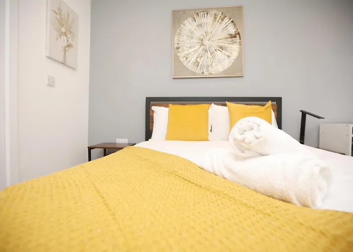 Church Leaze House By N And N Stays, Newly Refurbed Huge 6 Bed House With Ensuite For A Like Experience, Contractor Friendly, Close To Ytl Site, Private Parking And Fast Wifi Feriehus Bristol