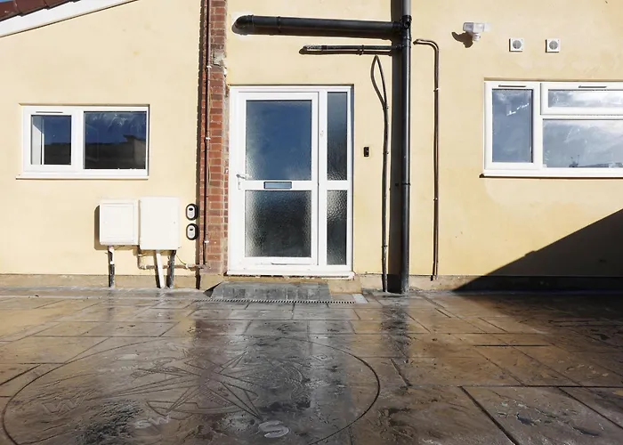 Church Leaze House By N And N Stays, Newly Refurbed Huge 6 Bed House With Ensuite For A Like Experience, Contractor Friendly, Close To Ytl Site, Private Parking And Fast Wifi