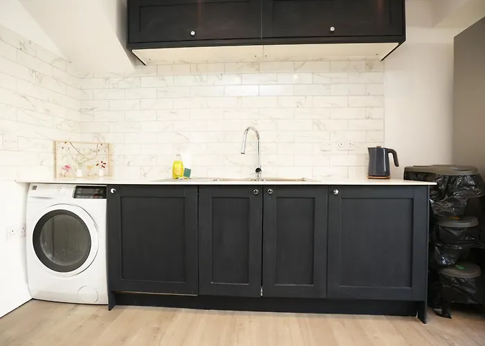 Church Leaze House By N And N Stays, Newly Refurbed Huge 6 Bed House With Ensuite For A Like Experience, Contractor Friendly, Close To Ytl Site, Private Parking And Fast Wifi Feriehus Bristol