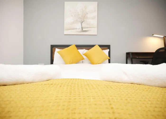 Church Leaze House By N And N Stays, Newly Refurbed Huge 6 Bed House With Ensuite For A Like Experience, Contractor Friendly, Close To Ytl Site, Private Parking And Fast Wifi Feriehus *