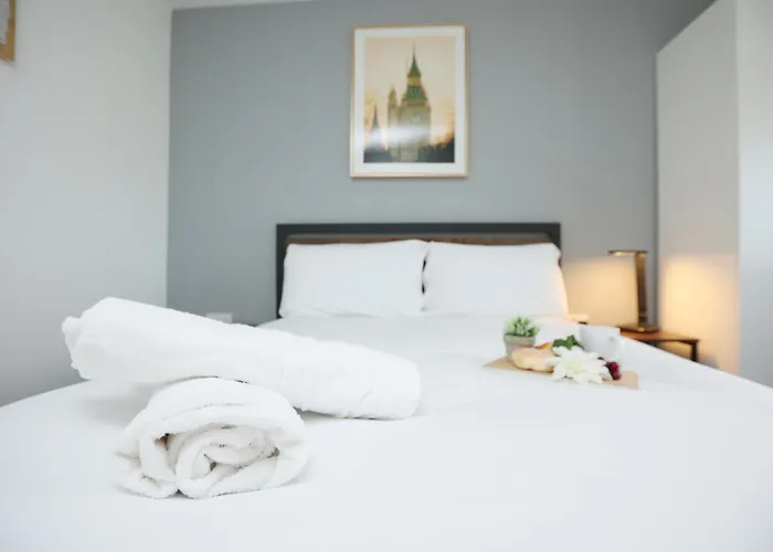 Church Leaze House By N And N Stays, Newly Refurbed Huge 6 Bed House With Ensuite For A Like Experience, Contractor Friendly, Close To Ytl Site, Private Parking And Fast Wifi Feriehus *