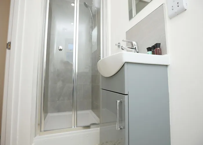 Church Leaze House By N And N Stays, Newly Refurbed Huge 6 Bed House With Ensuite For A Like Experience, Contractor Friendly, Close To Ytl Site, Private Parking And Fast Wifi Feriehus Bristol