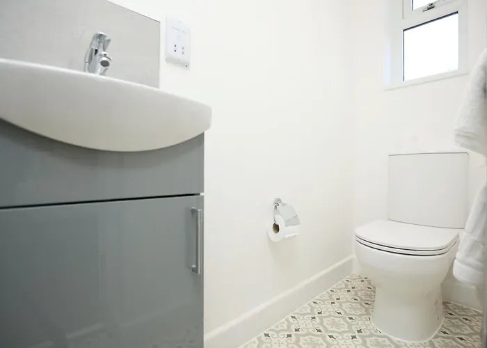 Feriehus Church Leaze House By N And N Stays, Newly Refurbed Huge 6 Bed House With Ensuite For A Like Experience, Contractor Friendly, Close To Ytl Site, Private Parking And Fast Wifi *