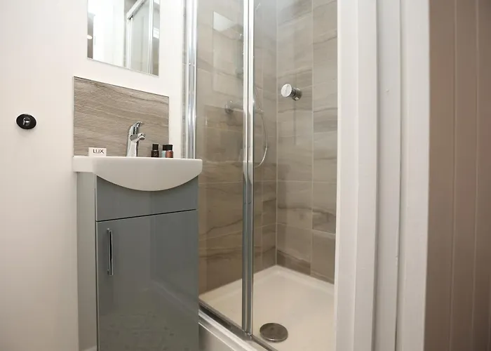 Church Leaze House By N And N Stays, Newly Refurbed Huge 6 Bed House With Ensuite For A Like Experience, Contractor Friendly, Close To Ytl Site, Private Parking And Fast Wifi Feriehus Bristol